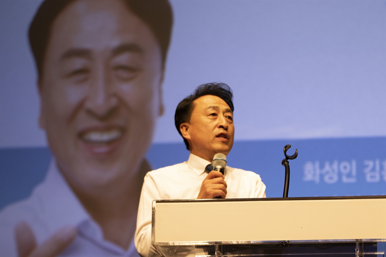 18일, 김홍성 전 화성시의장이 화성시청 모두누림센터에서 '김홍성의 화성愛' 출판기념회를 열었다.