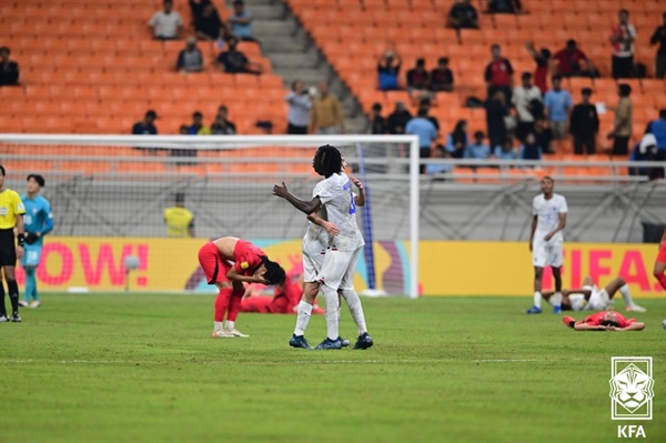U-17 축구대표팀, 프랑스에 0-1로 패배 15일(현지시간) 인도네시아 자카르타 인터내셔널 스타디움에서 열린 2023 국제축구연맹(FIFA) U-17 월드컵 조별리그 E조 2차전 한국과 프랑스의 경기에서 0-1로 패배한 한국 선수들이 아쉬워하고 있다. (대한축구협회 제공)
