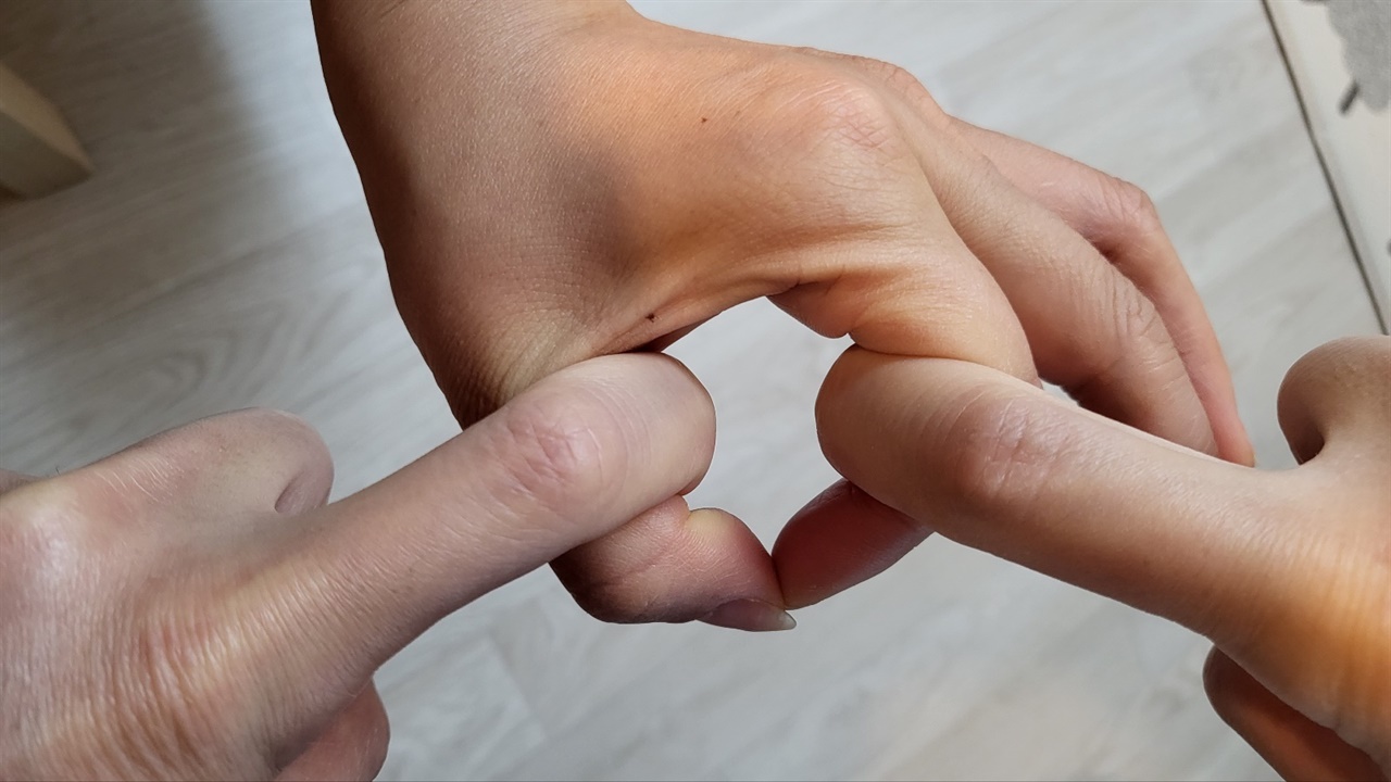 손가락 벌리기 상대가 만든 O 모양의 손가락을 검지를 이용해 서서히 벌려야 한다.