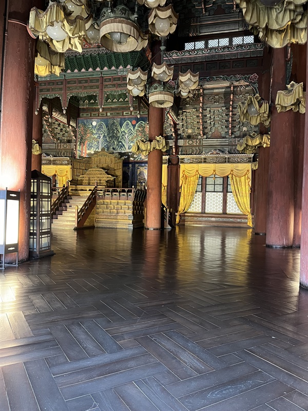 '헤링 본' 문양의 인정전 마룻바닥. 바닥부터 유리창, 전등에 이르기까지 건물 내부는 서양식으로 꾸며져 있다.