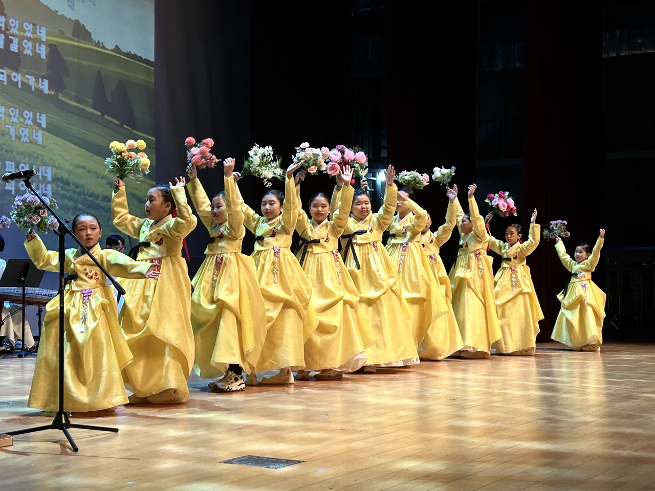 소리너울의 어린이예술단은 ‘꽃’을 초연해 관객들의 가장 큰 박수를 받았다.