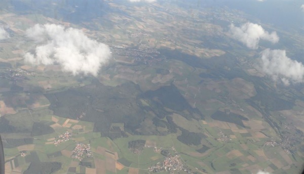 2011년 프랑크푸르트 공항 상공에서 내려다 본 독일의 산, 들, 마을