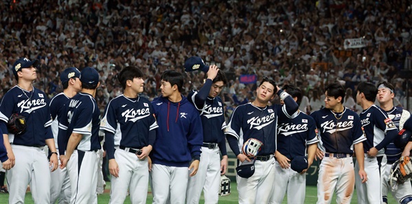  19일 일본 도쿄돔에서 열린 아시아프로야구챔피언십(APBC) 결승전 대한민국과 일본의 경기. 승부치기 10회말 2사 만루에서 일본 가도와키에게 끝내기 안타를 허용하며 패한 한국 선수들이 아쉬워하고 있다.