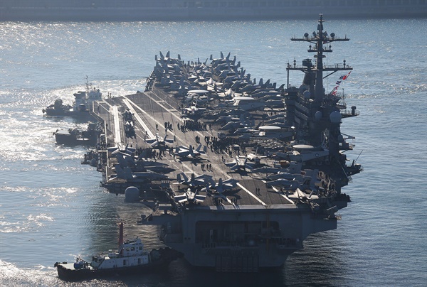 미국 해군 핵 추진 항공모함 칼빈슨함이 21일 오전 부산항에 입항하고 있다. 