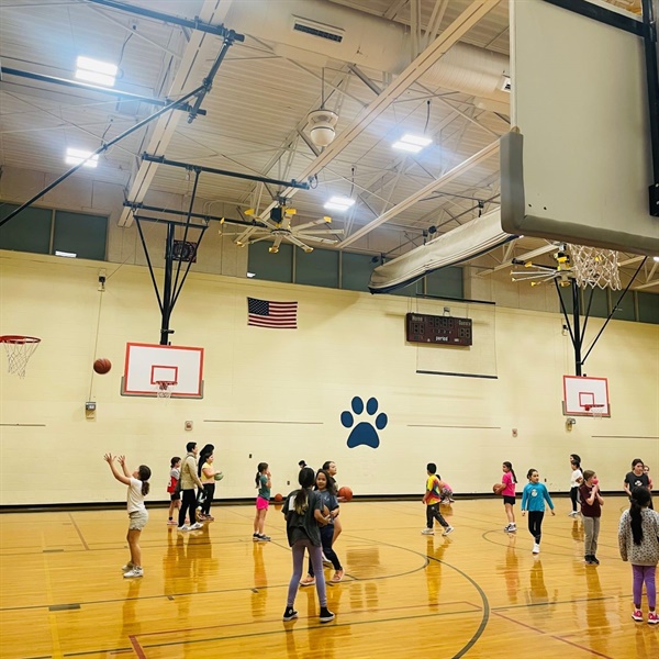 얼마전 아이의 농구부 레벨 테스트가 동네 초등학교 강당에서 있었다. 드리블하는 소리가 아이들의 경쾌한 발걸음을 닮았다. 