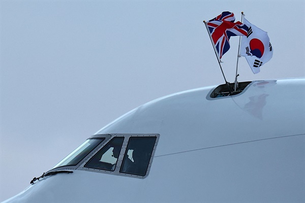 윤석열 대통령을 태운 비행기가 2023년 11월 20일 영국 런런 스탠스테드 공항에 착륙하고 있다. 