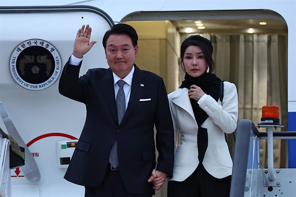 윤석열 대한민국 대통령과 부인 김건희 여사가 2023년 11월 20일 이틀간의 영국 국빈 방문을 위해 런던 스탠스테드 공항에 착륙한 후 항공기에서 내리고 있다. 