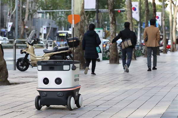 지난해 11월 20일 오후 서울 강남구 테헤란로 일대에서 자율주행 배달로봇 '뉴비'가 운영되고 있다. 고객이 주문 배달 플랫폼 '뉴비오더'를 통해 음료를 주문하면 '뉴비고' 시스템을 통해 '뉴비'가 고객이 주문한 건물 앞으로 제품을 배달한다.