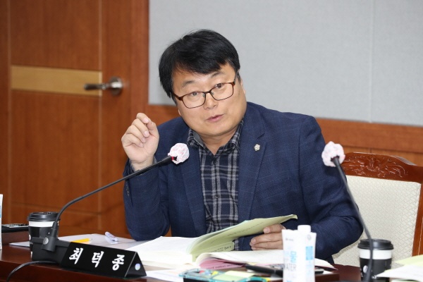 울산 남구의회 최덕종 의원이 21일 남구청 행정사무감사에서 질의하고 있다.