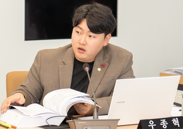 강남구의회 우종혁 의원이 기획경제국 기획예산과를 상대로 질의하고 있다.