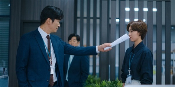 드라마 '레이스' 한 장면 대기업에 입사한 박윤조 대리가 상사에게 갑질을 당하고 있다