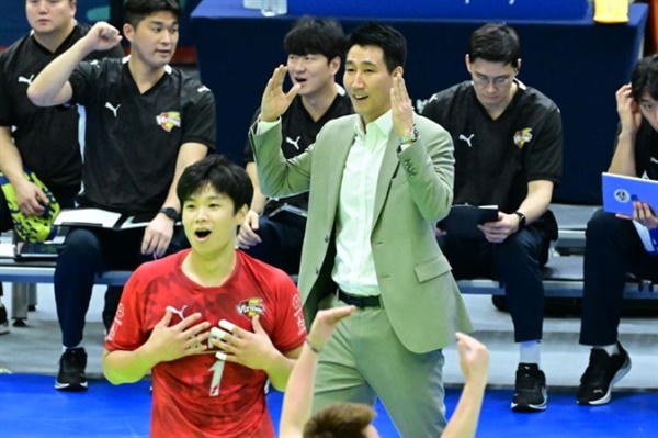  프로배구 한국전력 권영민 감독이 21일 현대캐피탈전에서 선수들을 이끌고 있다