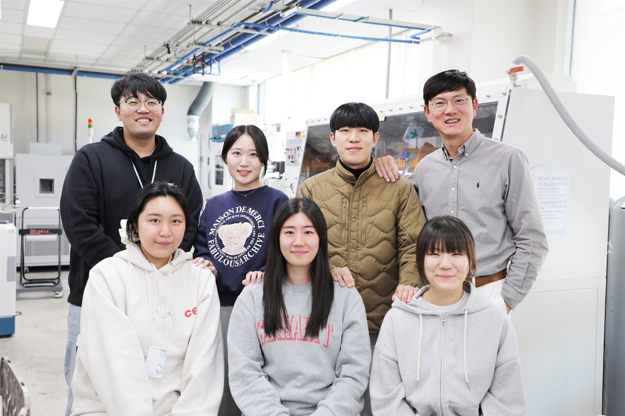 DGIST 김재현 박사(맨 오른쪽 위)와 연구진