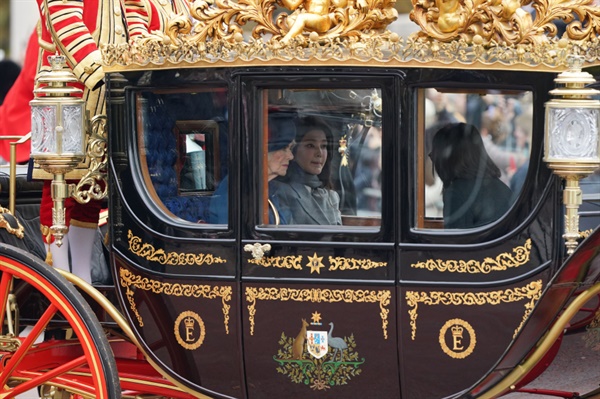  영국 국빈 방문 중 황금마차를 함께 탄 카밀라 영국 왕비와 김건희 여사. 2023.11.21 