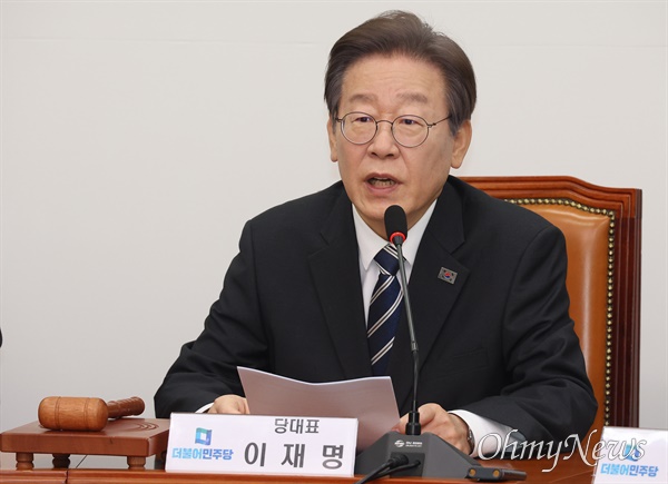 이재명 더불어민주당 대표가 22일 오전 서울 여의도 국회에서 열린 최고위원회의에서 발언을 하고 있다.