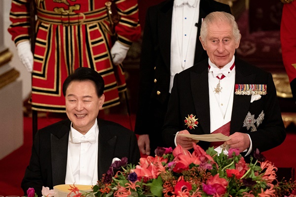 찰스 3세 영국 국왕(오른쪽)이 2023년 11월 21일 런던 중심 버킹엄궁에서 열린 국빈만찬에서 윤석열 대통령 옆에서 연설하고 있다. 