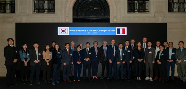 한국수자원공사는 주프랑스 한국대사관과 11월 21일 프랑스 파리에서 공동으로 ‘기후변화 대응 수자원 관리를 위한 한국-프랑스 협력포럼’을 개최했다.(기념촬영 사진)