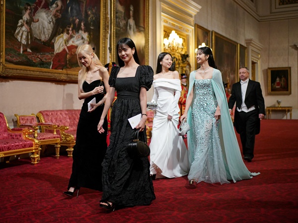 한국 걸그룹 블랙핑크 멤버들이 21일 영국 런던 버킹엄 궁에서 열린 한국 대통령 국빈 방문 국빈만찬에 참석하려 입장하고 있다. 
