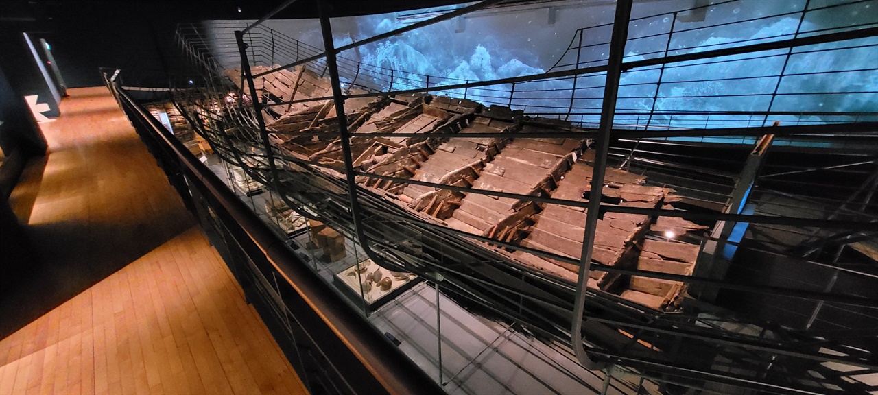 목포 해양유물전시관에 전시 중인 14세기 중국 무역선 신안선.