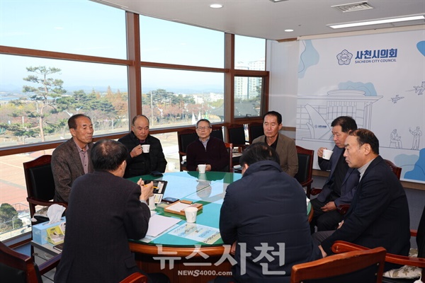  지난 20일 폐배터리재활용단지 찬성 측 주민 면담 모습. 이날 참석자들은 대기업을 믿어보자는 논리를 펼쳤다.