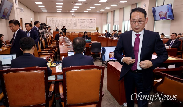 김도읍 국회 법제사법위원장이 22일 오후 서울 여의도 국회에서 열린 법제사법위원회 전체회의에서 산회를 선포하고 회의장을 나서고 있다. 