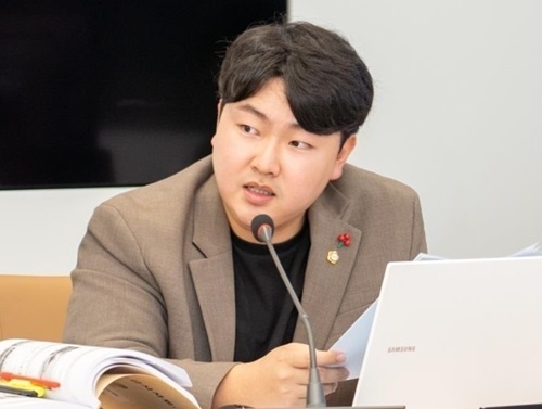 강남구의회 행정재경위원회 행정사무감사에서 발언하고 있는 우종혁 의원
