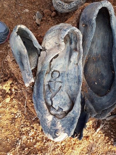 필자가 발굴한 검정 고무신에 ‘송’이라는 글자가 표시된 모습