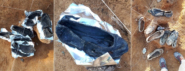 흙투성이로 발굴된 검정 고무신을 세척한 모습과 오른쪽 발굴된 상태의 모습