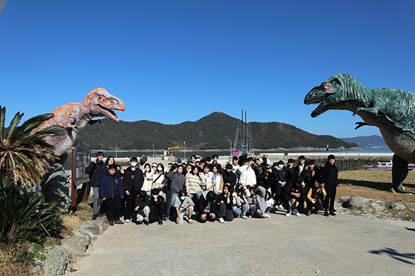 21일, 여천중학교 2학년 2반과 6반 학생들이 공룡섬인 사도를 방문해 기념촬영했다.  