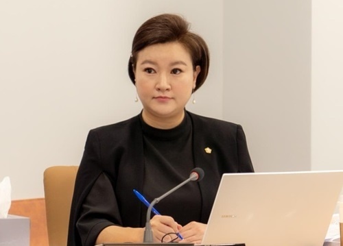 강남구의회 행정재경위원회 행정사무감사에서 발언하고 있는 김현정 의원