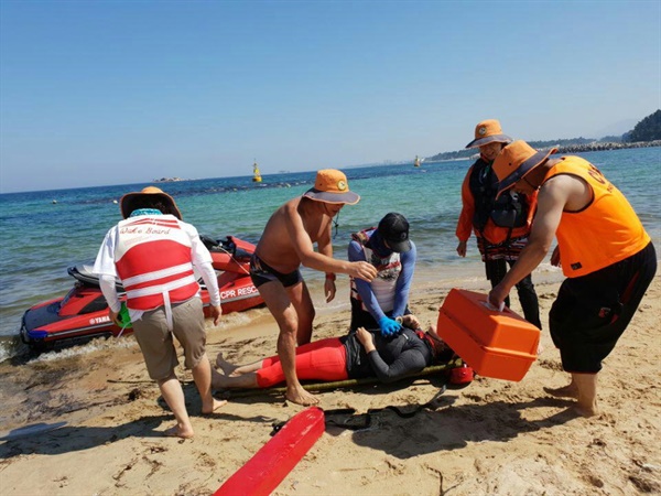 사진= 한국 CPR 봉사 단원들과 해수욕장에서의 구조 훈련일 실시 중인 모습. 제공=심명섭 단장. 