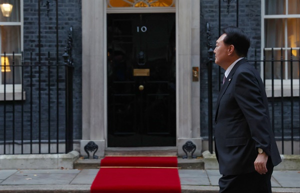 영국을 국빈 방문한 윤석열 대통령이 지난 11월 22일(현지시간) 런던 다우닝가 10번지 총리 관저에 리시 수낵 총리와의 한영 정상회담을 위해 도착하고 있다.