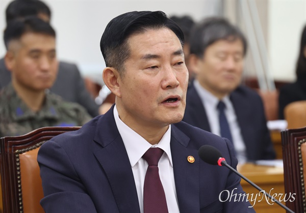 신원식 국방부 장관이 지난 해 11월 23일 국회 국방위원회 전체회의에서 의원들의 질의에 답변하고 있다(자료사진).