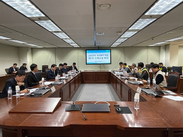 지난 22일 오전 서울 목동 방송회관 대회의실에서 열린 방송통신심의위원회(방심위) 제1차 노사 단체교섭이 열렸다. 