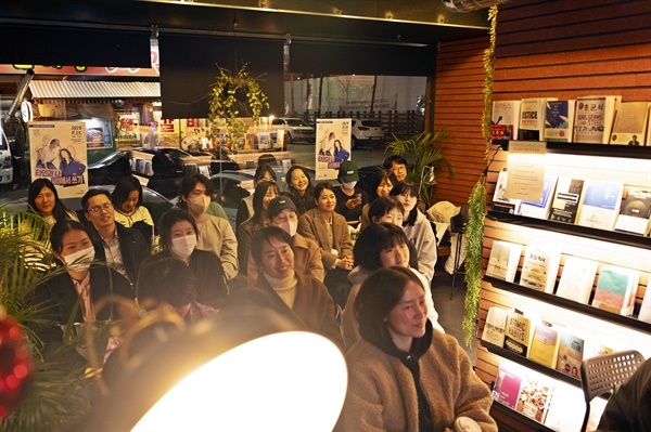 김인정·이슬아 작가의 북토크 '타인과 나 사이에서 쓰기'가 23일 오후 7시 서울 은평구 한 카페에서 열렸다.