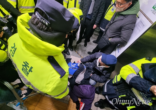  24일 오전 서울지하철 4호선 혜화역 승강장에서 박경석 전국장애인차별철폐연대(전장연) 상임공동대표가 경찰의 무리한 체포 시도로 인해 휠체어에서 떨어져 바닥에 쓰러져 있다.