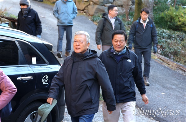문재인 전 대통령과 부인 김정숙 여사가 24일 오전 창원진해 드림로드 트래킹에 나섰다.