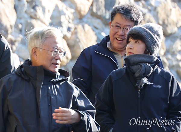 문재인 전 대통령과 부인 김정숙 여사가 24일 오전 창원진해 드림로드 트래킹에 나섰다.