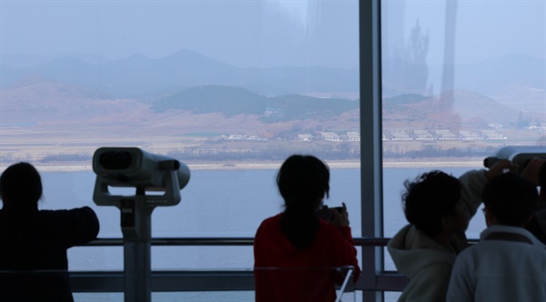 북한이  9·19 남북군사합의 파기를 선언한 23일 오후 인천시 강화군 강화평화전망대에서 시민들이 북한을 바라보고 있다. 