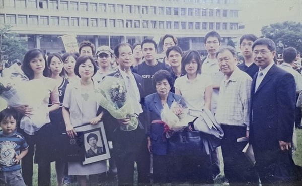 한희철의 명예졸업장을 수령한 후 찍은 가족들의 기념사진. 앞줄 오른쪽에서 두번째는 박종철 열사의 부친인 박정기 선생.