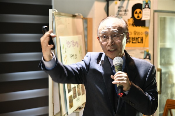 열정적인 강연을 하고 있는 김익수 전북대 명예교수. 국내 민물고기 연구자들의 대부다. 
