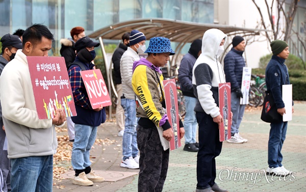  '삐더우 미얀마 김해사원 봉사단', '미얀마 민주화투쟁 지지 김해시민모임'은 26일 오후 김해버스터미널 앞에서 "김해 미얀마 봄혁명 집회"를 열었다.