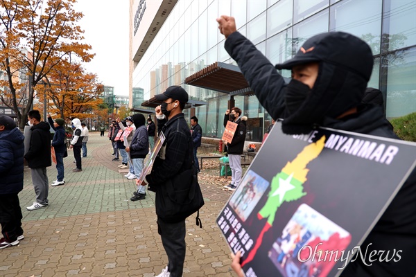  '삐더우 미얀마 김해사원 봉사단', '미얀마 민주화투쟁 지지 김해시민모임'은 26일 오후 김해버스터미널 앞에서 "김해 미얀마 봄혁명 집회"를 열었다.