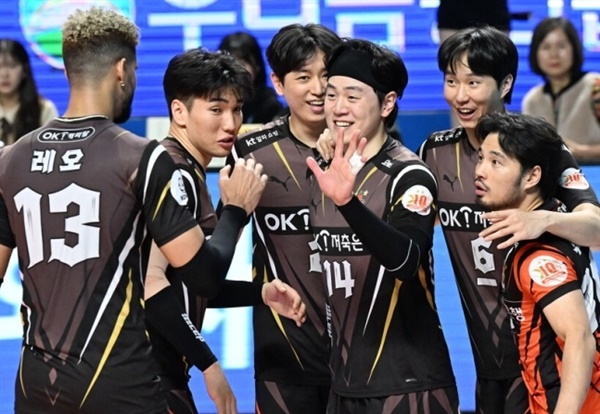 프로배구 OK금융그룹 선수들이 26일 우리카드전에서 득점을 기뻐하고 있다