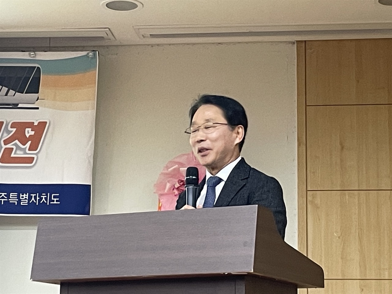 ‘제주의 미래를 위한 교통체계’에 대해 주제 발표하는 이창운 전 한국교통연구원장
