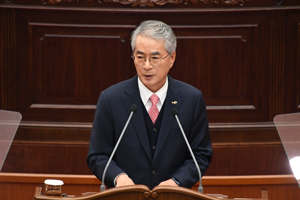 박종훈 경남교육감이 지난 22일 제409회 정례회 2차 본회의에 출석해 2024년 예산안 시정연설을 하고 있다.