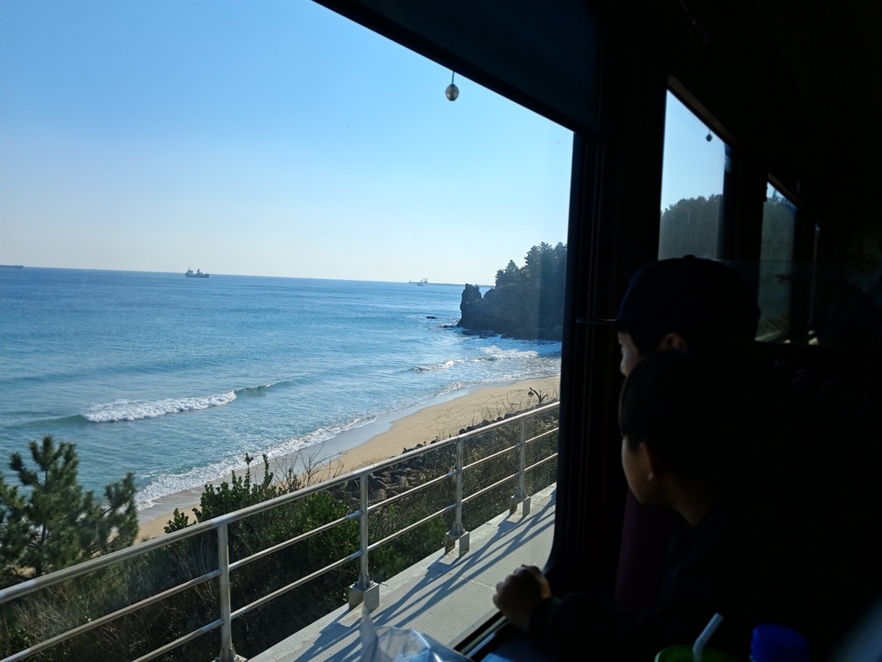 바다열차 가족석에서 바라보는 창 밖의 푸른 바다
