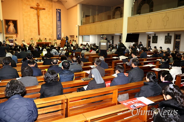 천주교 정의구현 전국사제단은 27일 저녁 창원 사파성당에서 ”오염된 바다, 흔들리는 민주주의를 우려하는 시국기도회“를 열었다.