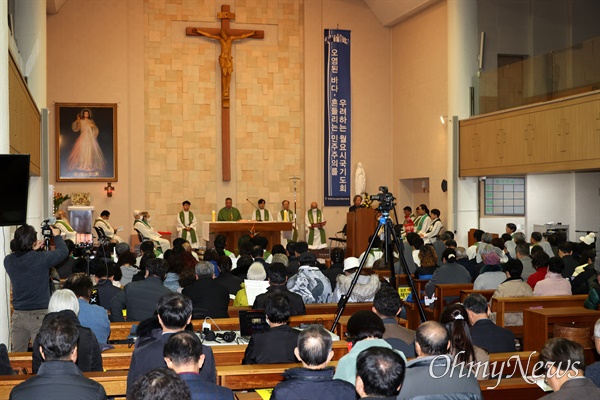 천주교 정의구현 전국사제단은 27일 저녁 창원 사파성당에서 ”오염된 바다, 흔들리는 민주주의를 우려하는 시국기도회“를 열었다.