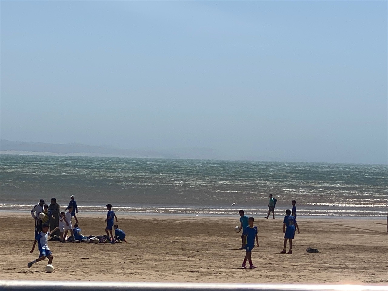 에사우이라 해변에서 축구하는 모로코 아이들